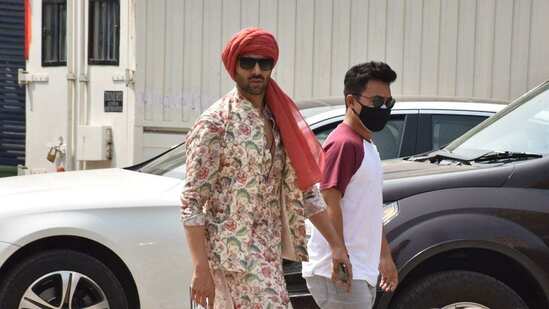 Kartik's turbaned look from Bhool Bhulaiyaa 2 uncovered as he's spotted on set. 