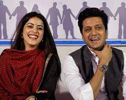 Riteish thinks he is kissing Genelia's hand during a heartfelt second, gets a stun. 