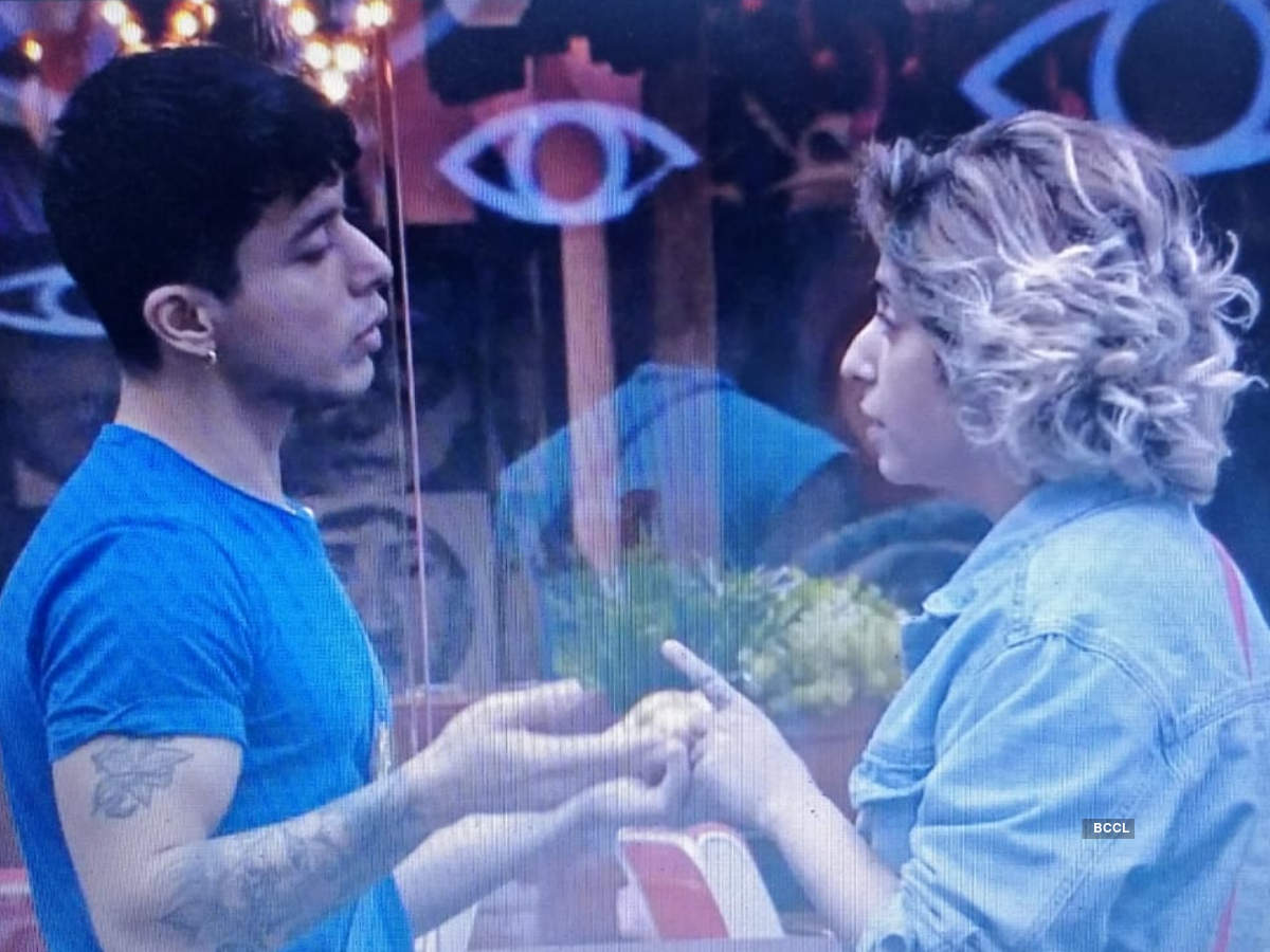 Neha basin by grabbing collar of Prateek Sehajpal says its over on BB OTT.