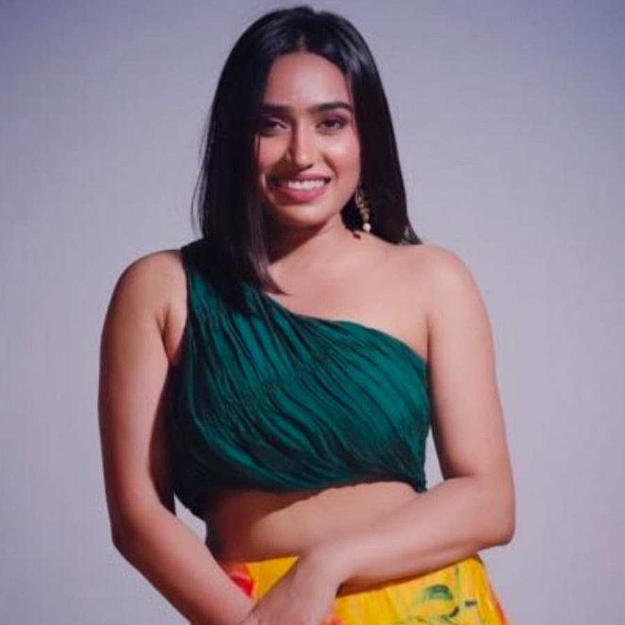 Ishani dave is rockstar singer of Gujarat. She is the new vibe in the music industry. We need more talent like her who can change Gujarati music and give some international touch to it.