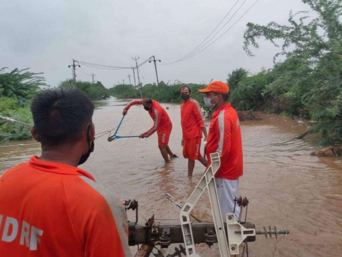 Gujarati NewsLocalGujaratJamnagarMany Trapped In Jamnagar Taluka Due To Waterlogging Situation
