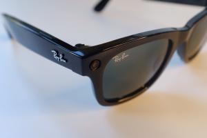Facebook's 'Raw-Ben Stories' smart glass launch and a 5MP camera can capture and share photos and videos.