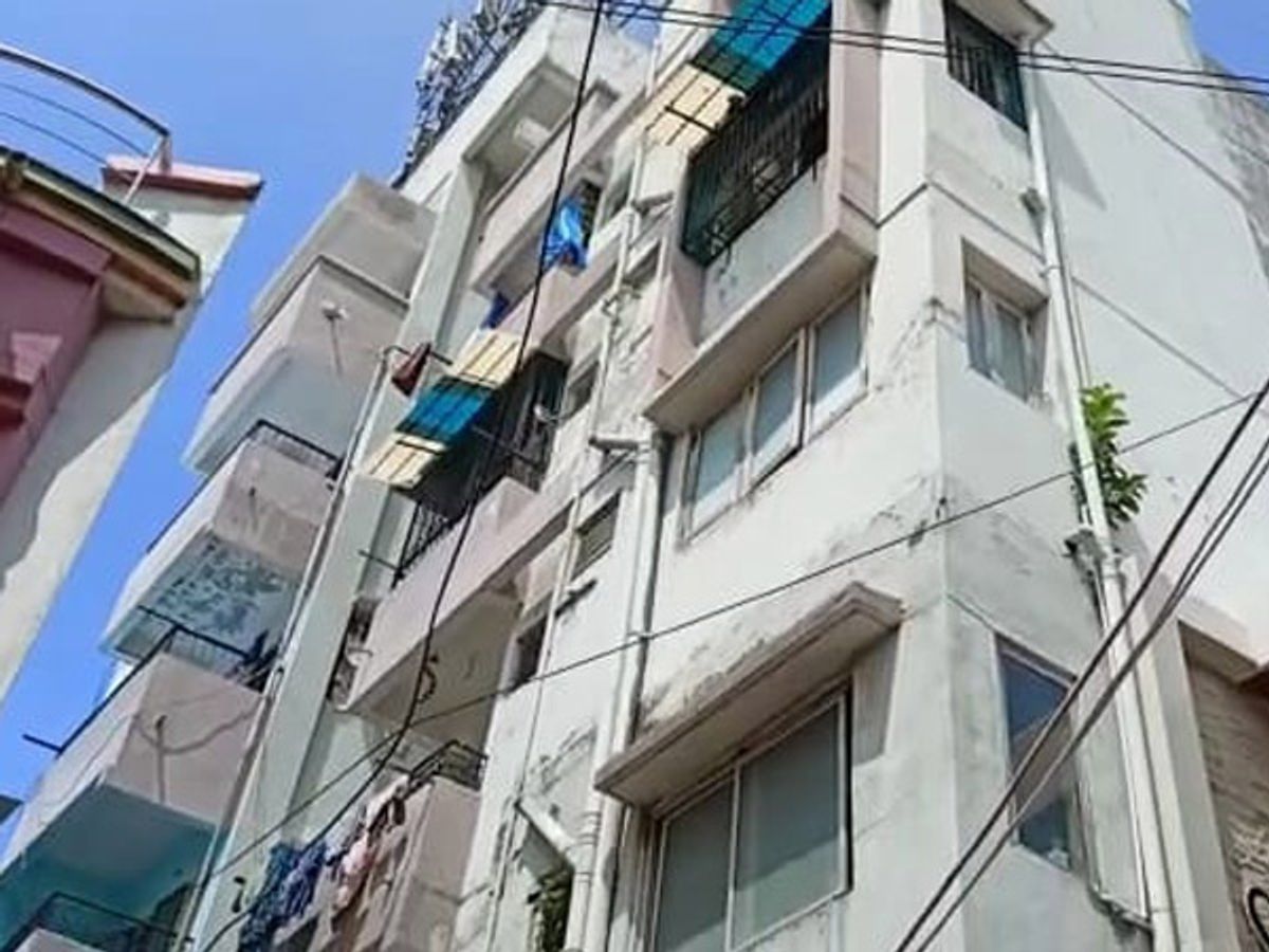 Who tastes Ram Rakhe:Games in 4th floor gallery in Ankleshwar 5 year old child falls 35 feet but Abad rescues