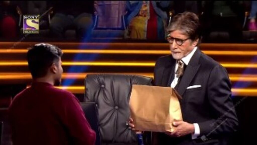 KBC thirteen: Amitabh Bachchan steps into the delivery person's shoes, brings him a meal.