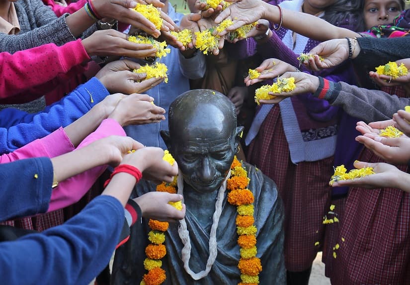 Apart from India, Know which 10 countries worshipped Mahatma Gandhi. 