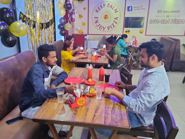 The young man left a job worth Rs 60 lakh job in Canada. Instead, he opened restaurants with his brother in Vadodara.
