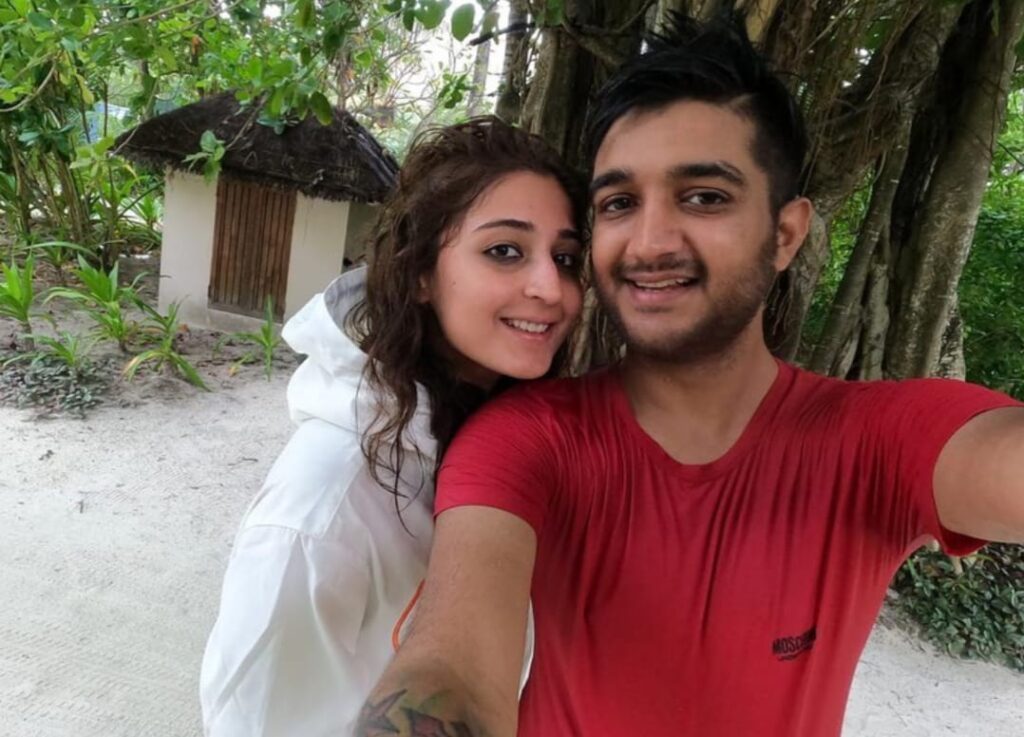 Dhvani Bhanushali posted a holiday photo 
