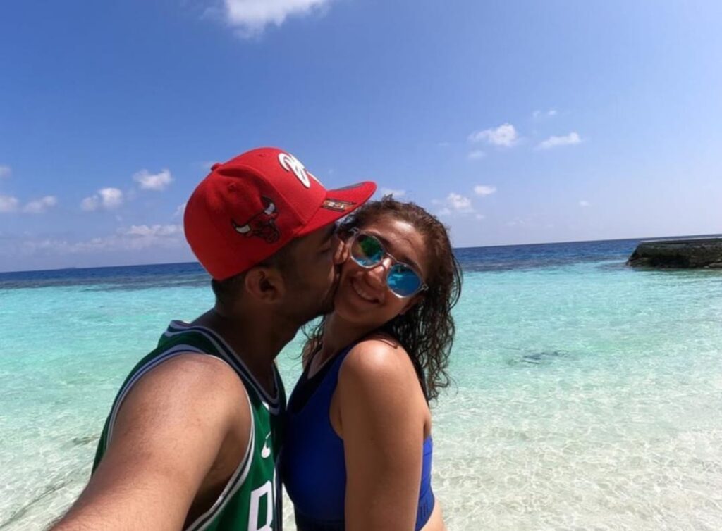 Dhvani Bhanushali posted a holiday photo 