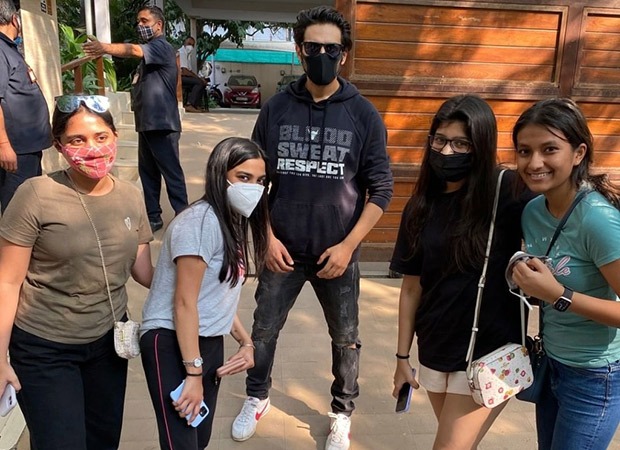 Kartik Aaryan fans spotted outside his home