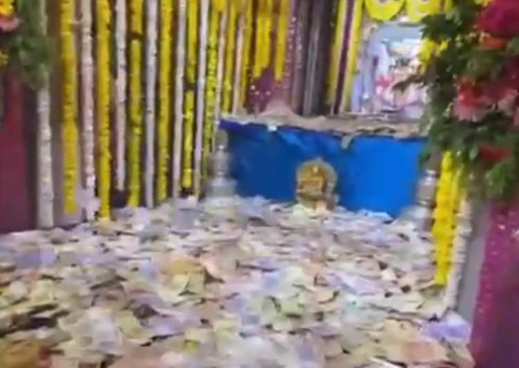 DEVOTEES FLOCK 0F DWARKA