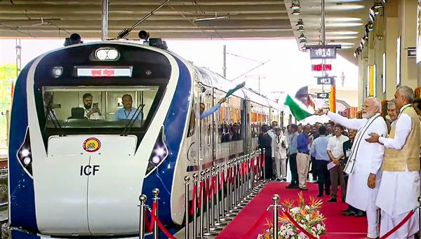 PM Narendra Modi launch Metro Phase 1 and the Vande Bharat Express
