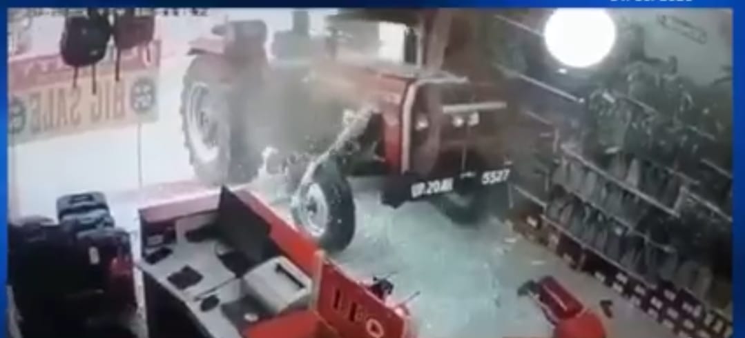 Tractor without driver enters the shop