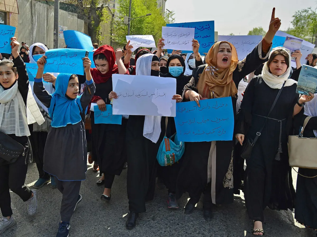 Afghanistan families request Taliban to start the school 