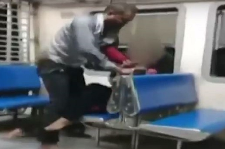 Man assaulted a lady in Mumbai local