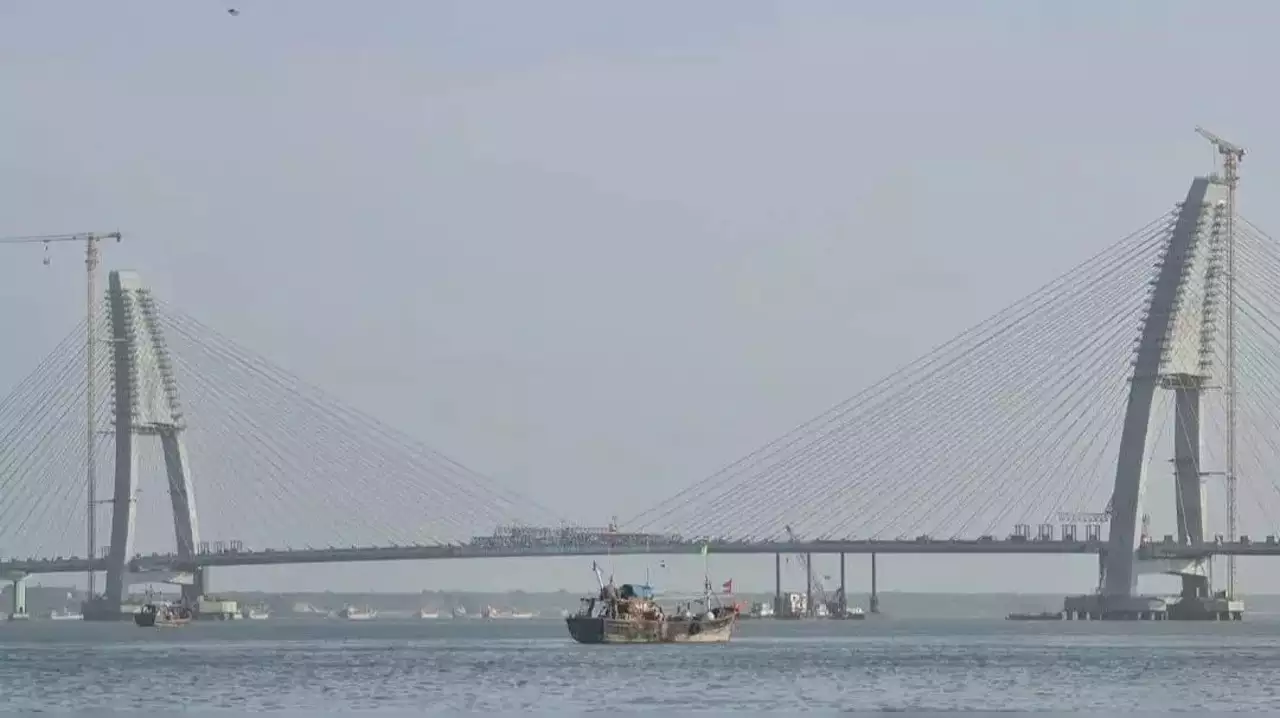 Signature Bridge: A bridge spanning 2320 meters over the Dwarka ocean is now open for all vehicles, costing 900 crores.