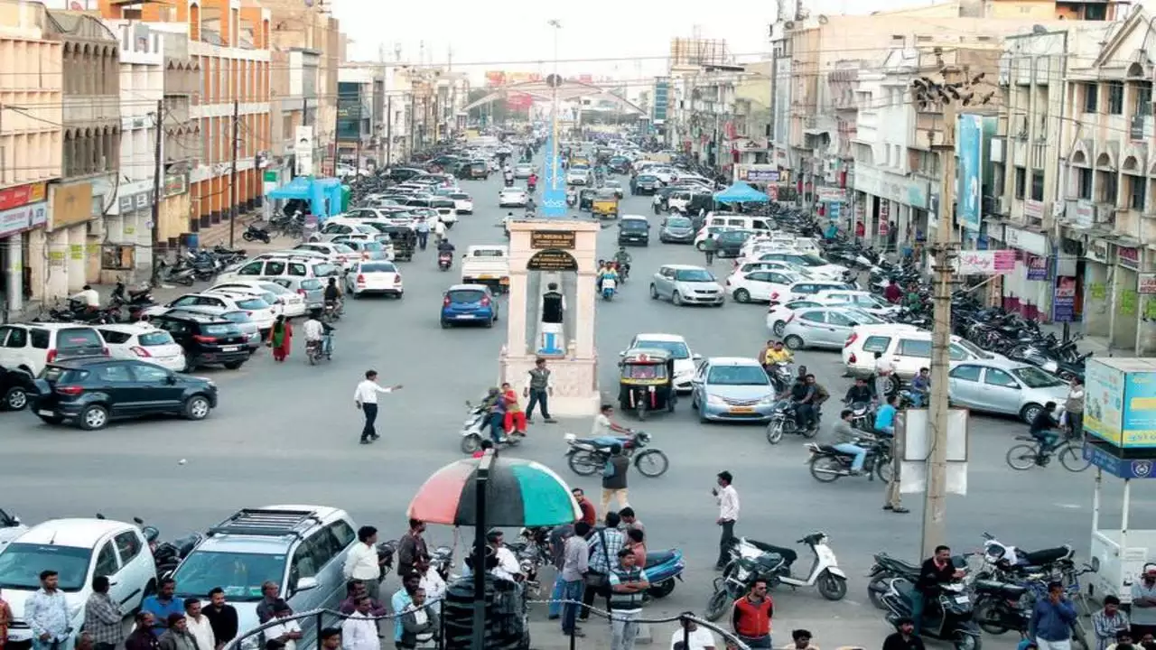 Gujarat will keep more Municipal Corporations. Finance Minister Kanubhai Desai today in his budget address today reported the conversion of 8 cities into municipal corporations.
