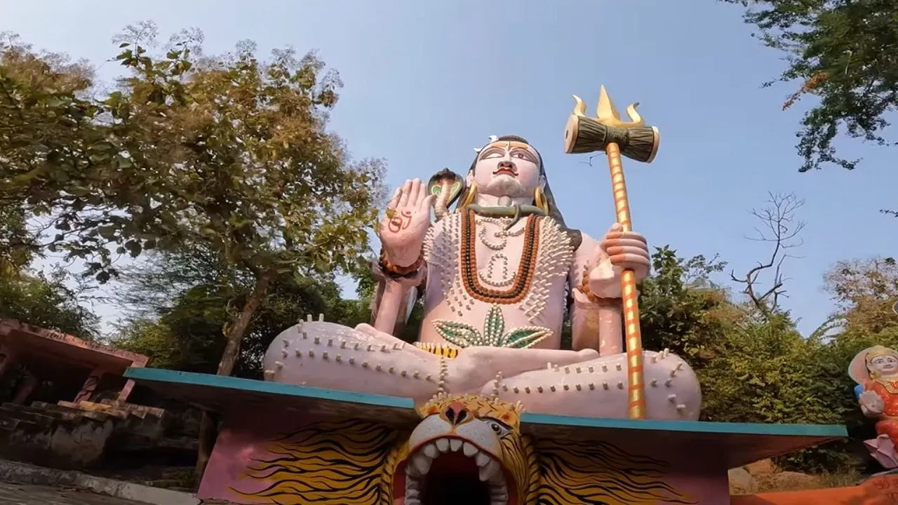 There is a massive Shiva statue in the Bhakti Dham amid natural beauty around Beran village near Himmatnagar in Sabarkantha. For Vishwakalyan, the lamp of Sava Man Ru is ignited here on Mahashivratri.