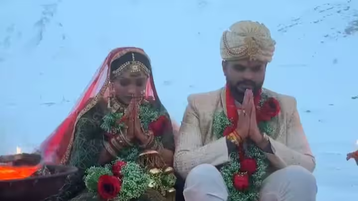 A Gujarati couple exchanged vows in a destination wedding held in Himachal Pradesh's picturesque Spiti Valley.