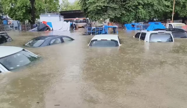 Heavy rain over the past two days has caused serious waterlogging in Vadodara, Gujarat, resulting in a flood-like condition.
